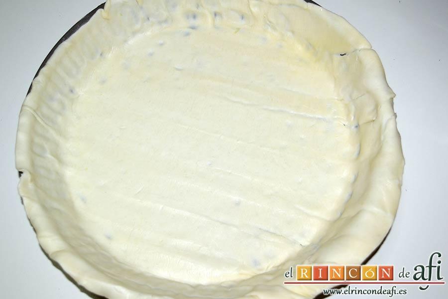Tarta de manzana del Oso Yogui, encamisar un molde y colocar la masa