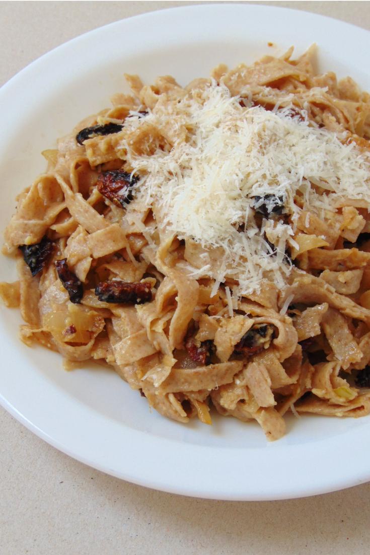 Pasta con tomates secos, huevo y parmesano paso a paso