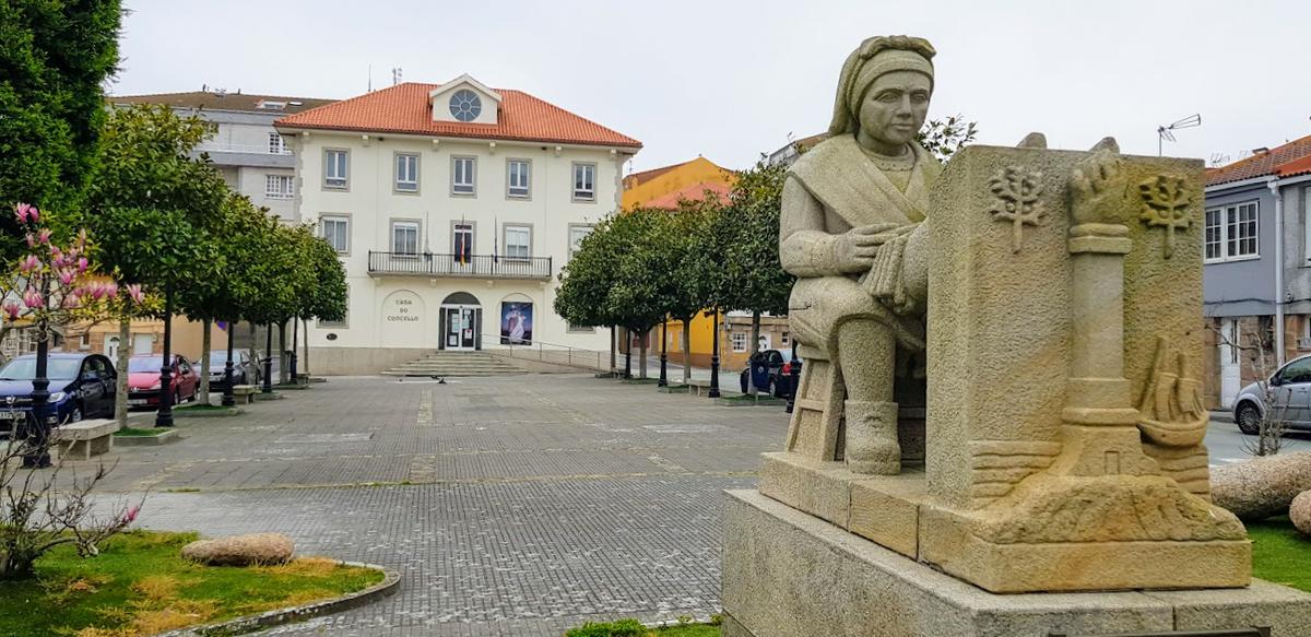 Plaza da Casa do Concello. Escultura de palilleira (Camariñas).