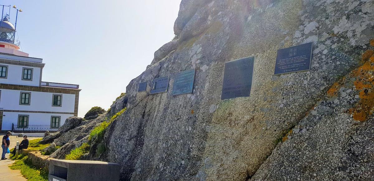 Placas conmemorativas. Al fondo el Faro.