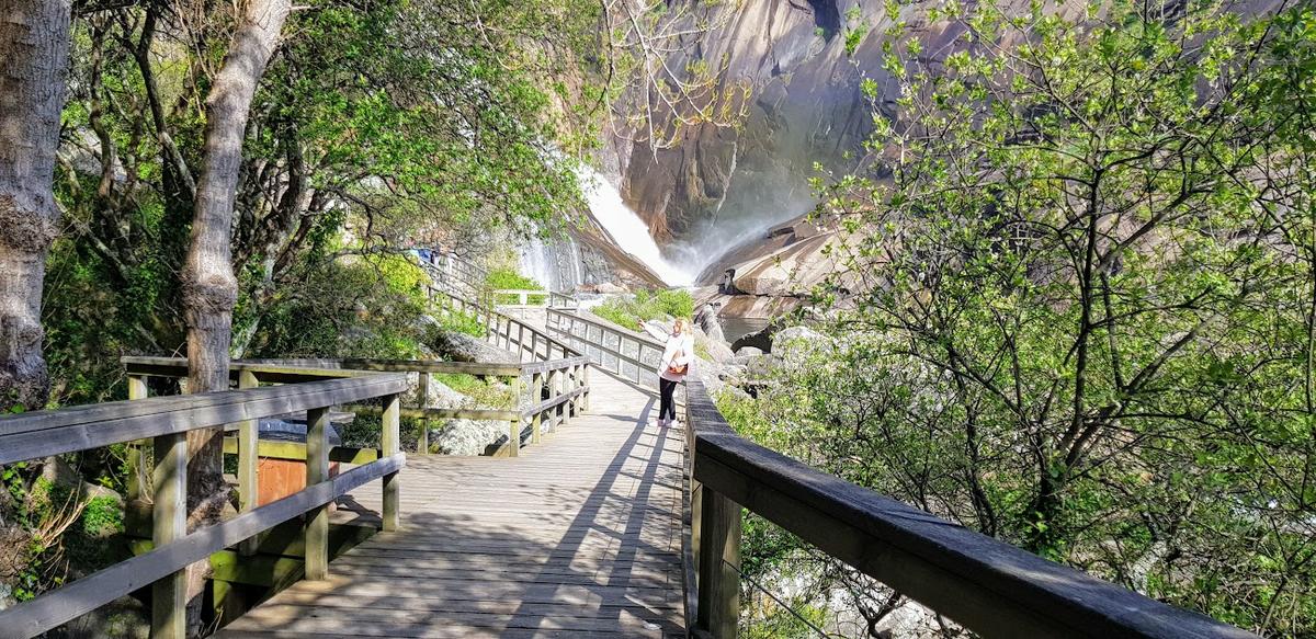 Pasarela a la cascada del Ezaro.