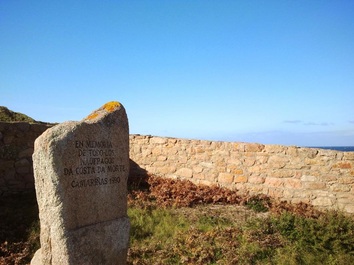 Inscripción conmemorativa por las víctimas del Serpent