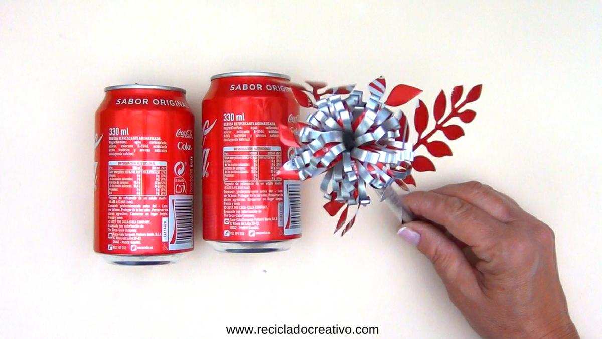 Flores con latas de refresco de cola
