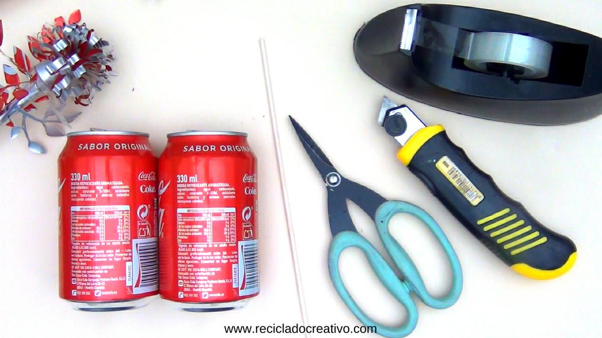 Flores con latas de refresco de cola