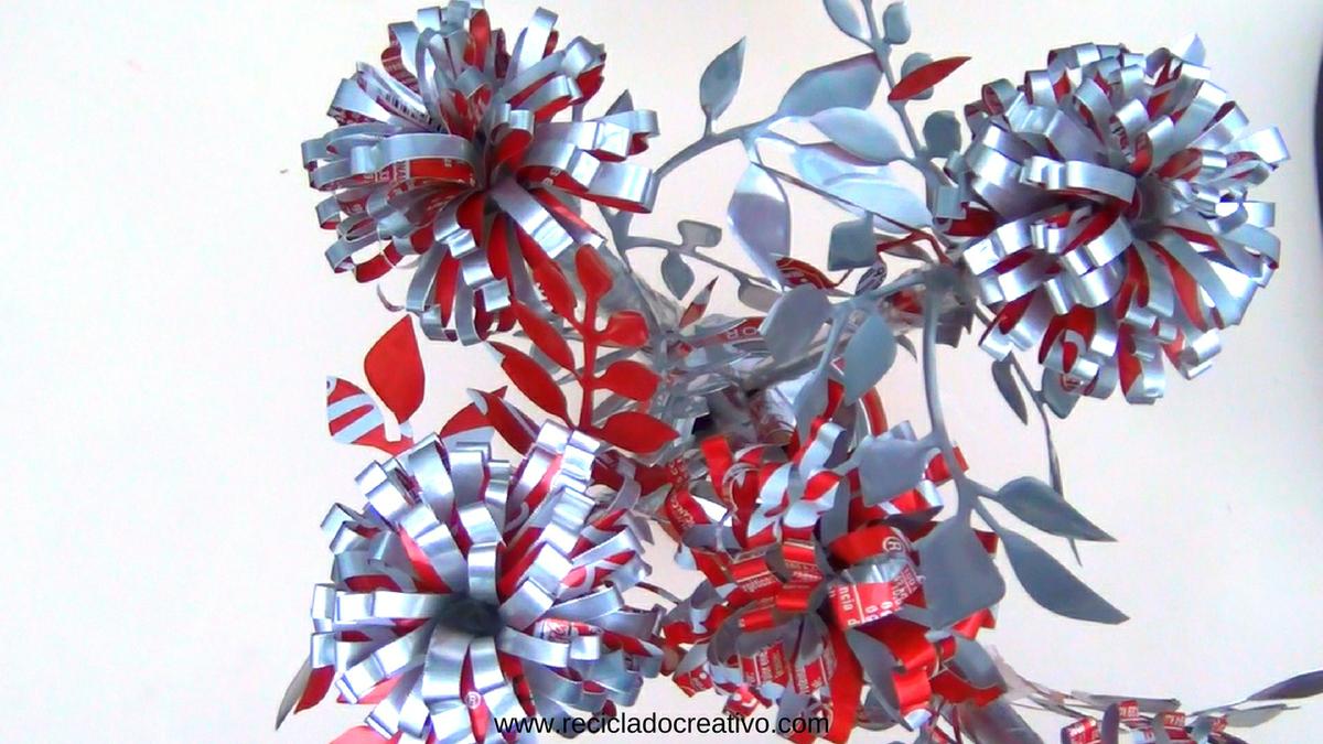 Flores con latas de refresco de cola