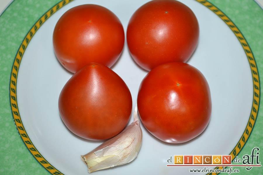 Flatbread de espárragos verdes, tomate, miel y mozzarella, preparar los tomates y el ajo