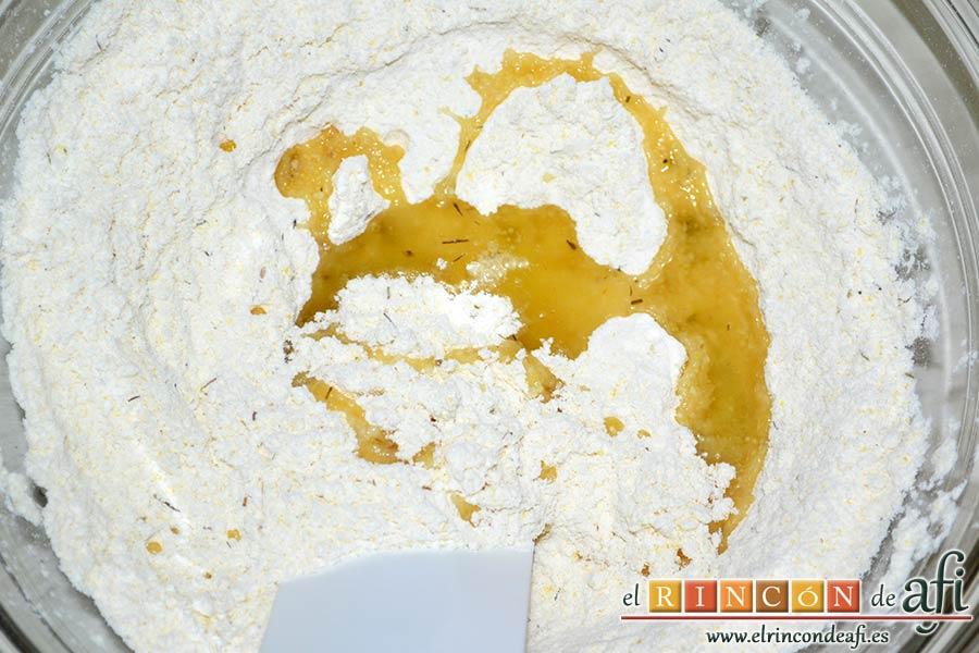 Flatbread de espárragos verdes, tomate, miel y mozzarella, añadir el aceite de oliva