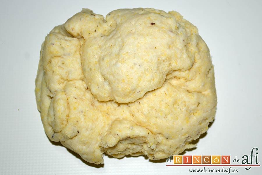 Flatbread de espárragos verdes, tomate, miel y mozzarella, mezclar bien y sacar del bol