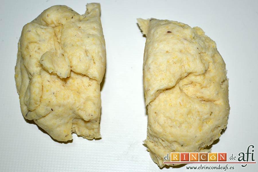 Flatbread de espárragos verdes, tomate, miel y mozzarella, dividir la masa en cuatro partes