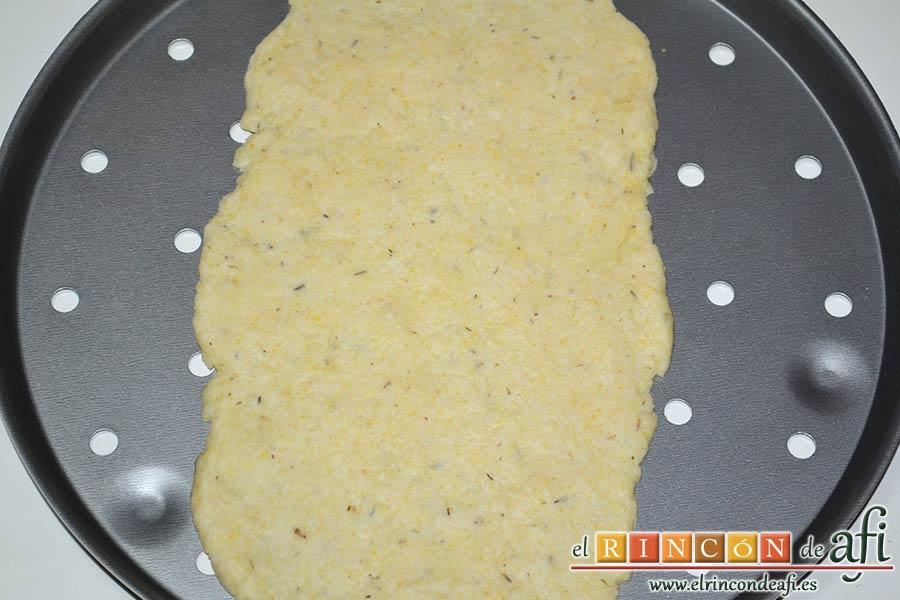 Flatbread de espárragos verdes, tomate, miel y mozzarella, estirar con forma ovalada sobre una bandeja de horno