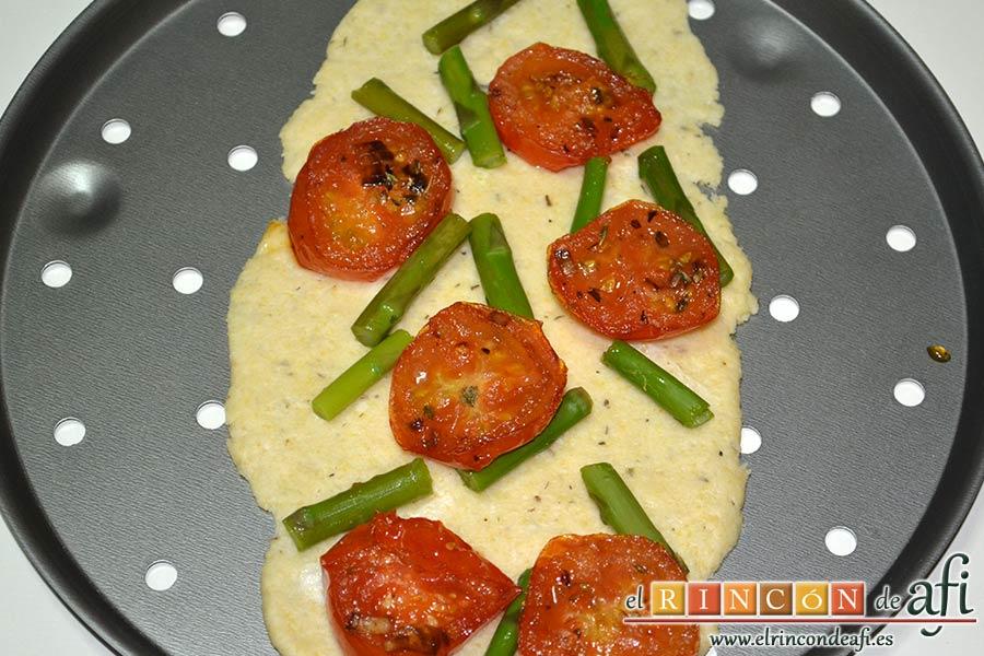 Flatbread de espárragos verdes, tomate, miel y mozzarella, poner por encima tomates y espárragos