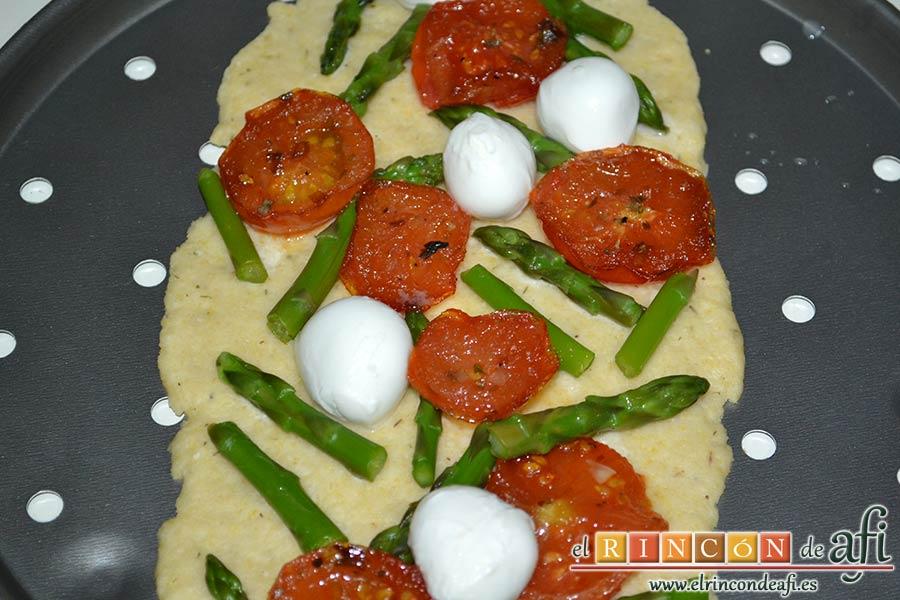 Flatbread de espárragos verdes, tomate, miel y mozzarella, poner luego las bolas de mozzarella