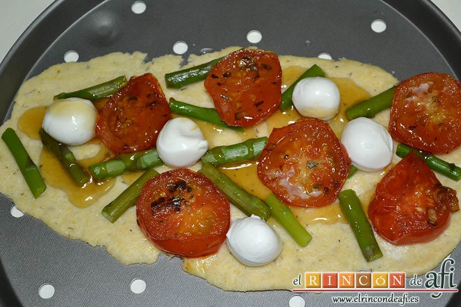 Flatbread de espárragos verdes, tomate, miel y mozzarella, extender una cucharada de miel