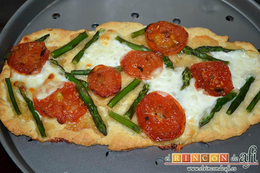 Flatbread de espárragos verdes, tomate, miel y mozzarella, hornear unos 15 minutos hasta que el queso se funda