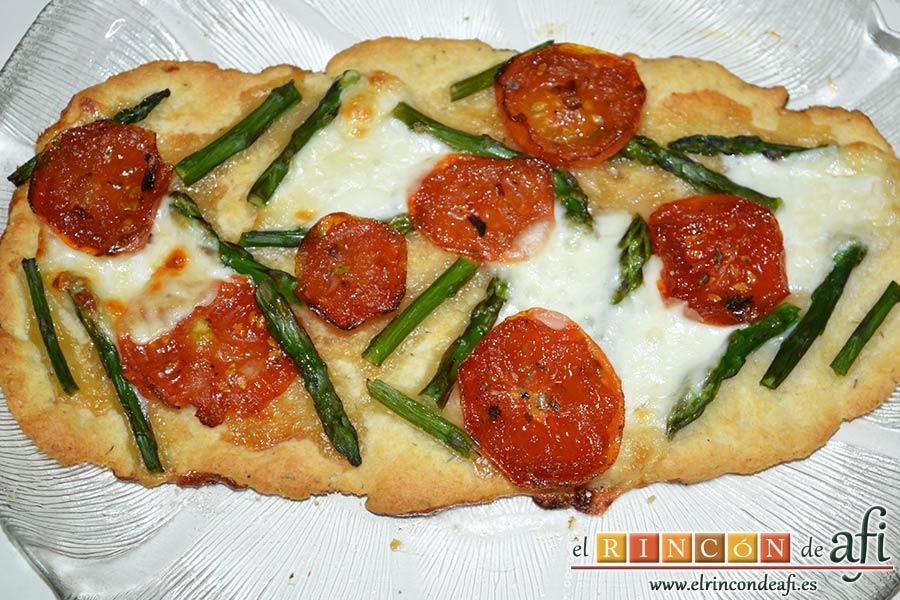 Flatbread de espárragos verdes, tomate, miel y mozzarella, desmoldar y servir
