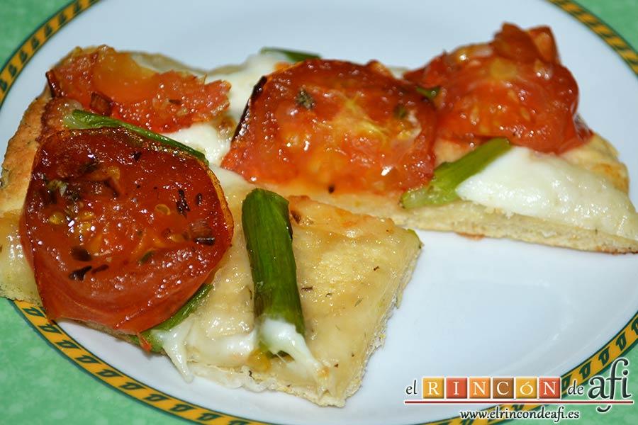 Flatbread de espárragos verdes, tomate, miel y mozzarella, sugerencia de presentación