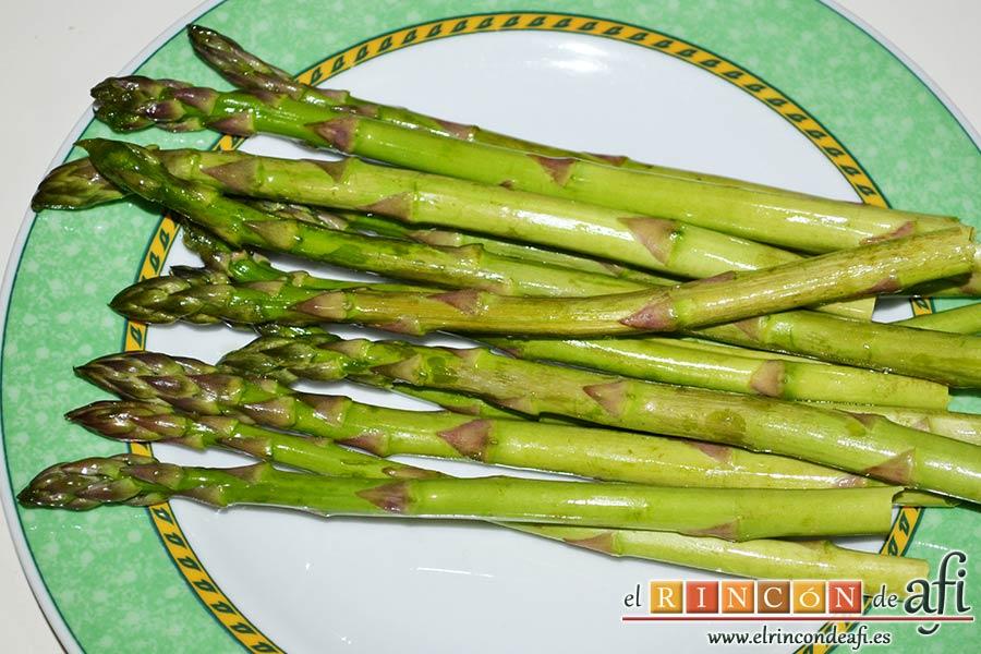 Flatbread de espárragos verdes, tomate, miel y mozzarella, retirar la parte más leñosa de los espárragos