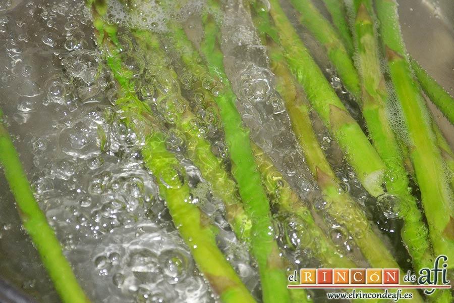 Flatbread de espárragos verdes, tomate, miel y mozzarella, ponerlos a hervir