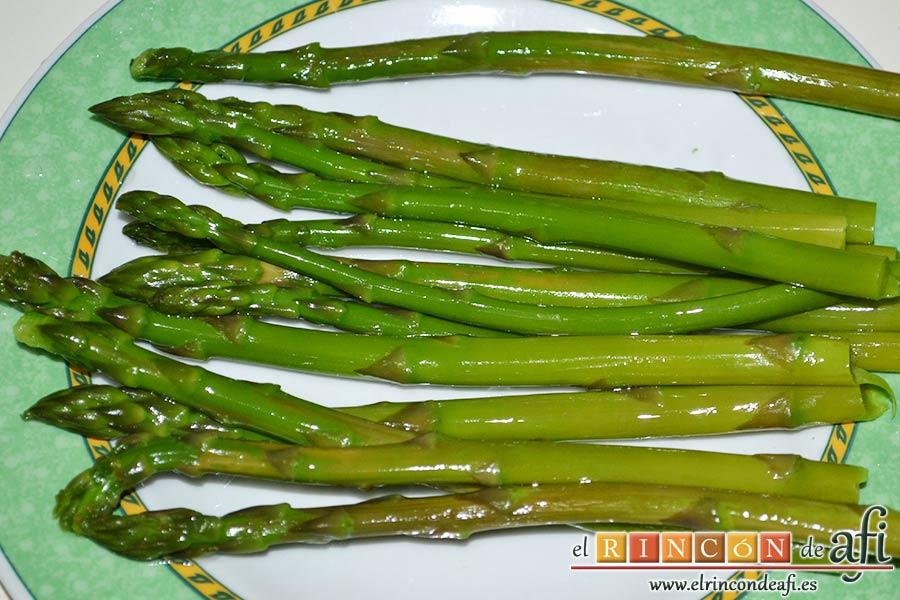 Flatbread de espárragos verdes, tomate, miel y mozzarella, ponerlos luego en un bol de agua con hielo