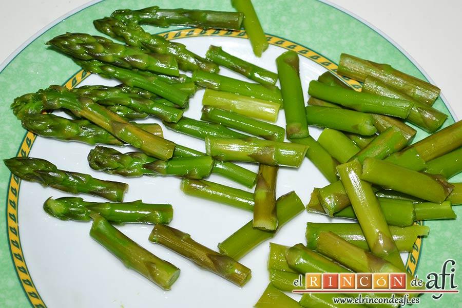 Flatbread de espárragos verdes, tomate, miel y mozzarella, trocear y reservar