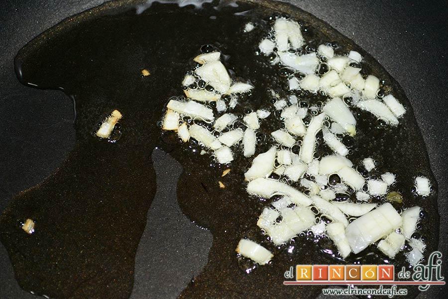 Flatbread de espárragos verdes, tomate, miel y mozzarella, dorar el ajo picado en una sartén con aceite de oliva