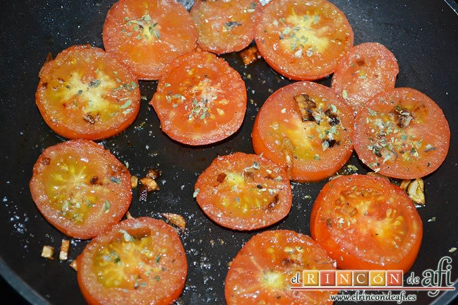 Flatbread de espárragos verdes, tomate, miel y mozzarella, añadir la cucharada de azúcar moreno