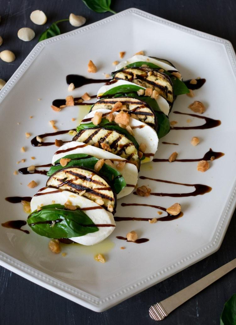 Ensalada caprese de berenjena con macadamias tostadas