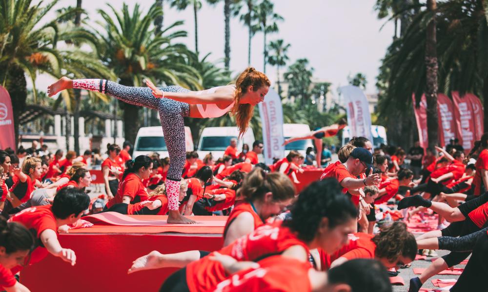 Postura del Guerrero III Practica yoga en casa con Conforama