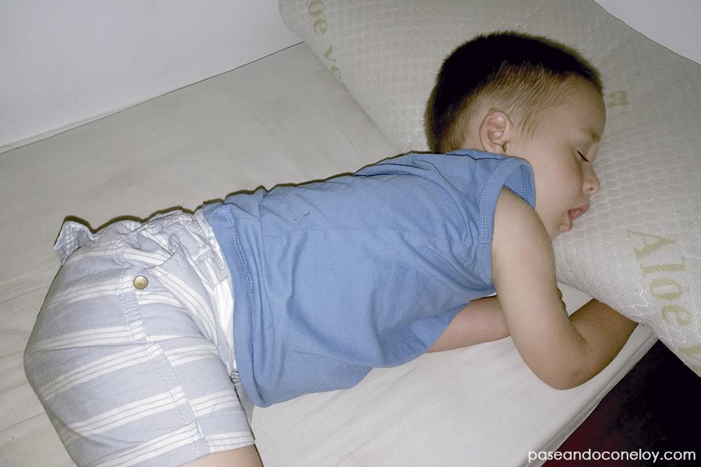 niño pequeño dormido en una cama