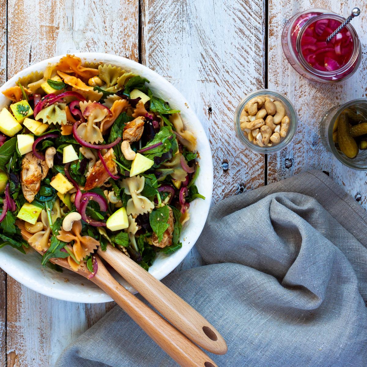 Ensalada de pasta y pollo con vinagreta de jengibre