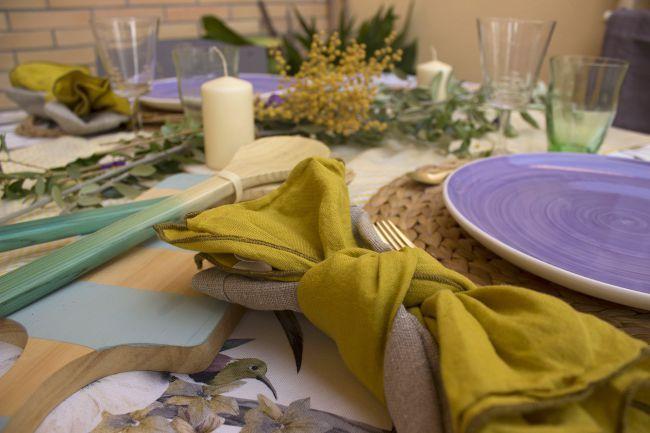 como poner una mesa veraniega con un regalo