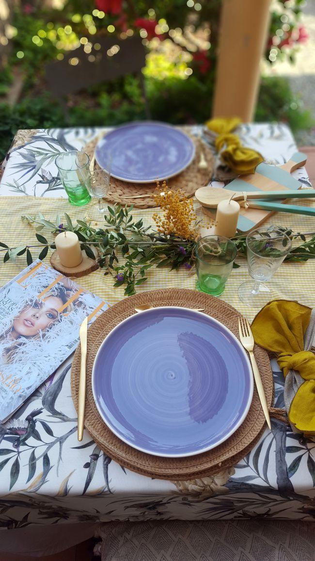 como poner una mesa veraniega con un regalo