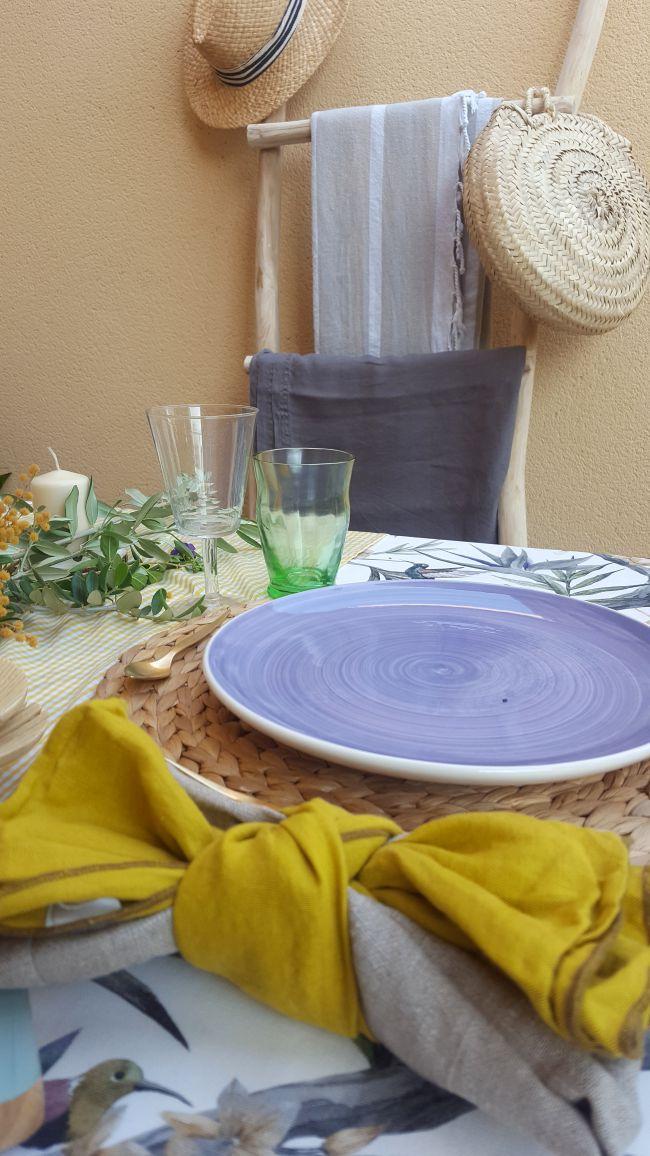 como poner una mesa veraniega con un regalo