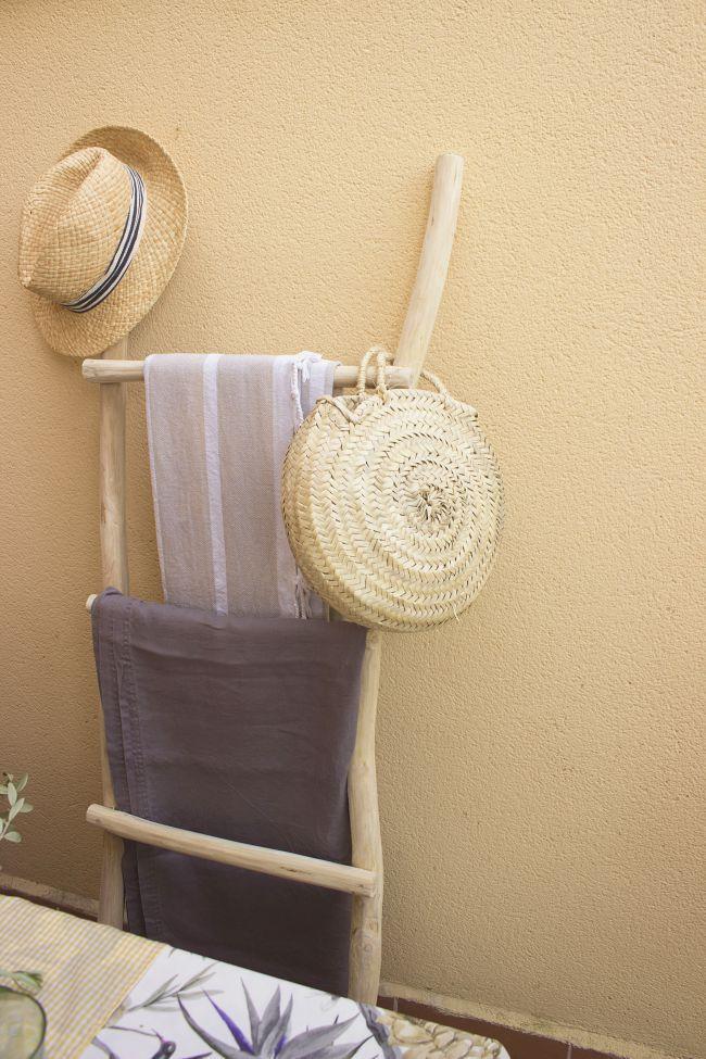 como poner una mesa veraniega con un regalo