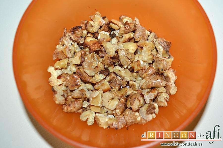 Risotto con champiñones, pera y nueces, trocear las nueces y tostarlas