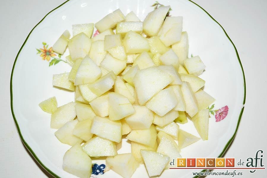 Risotto con champiñones, pera y nueces, pelar y trocear la pera