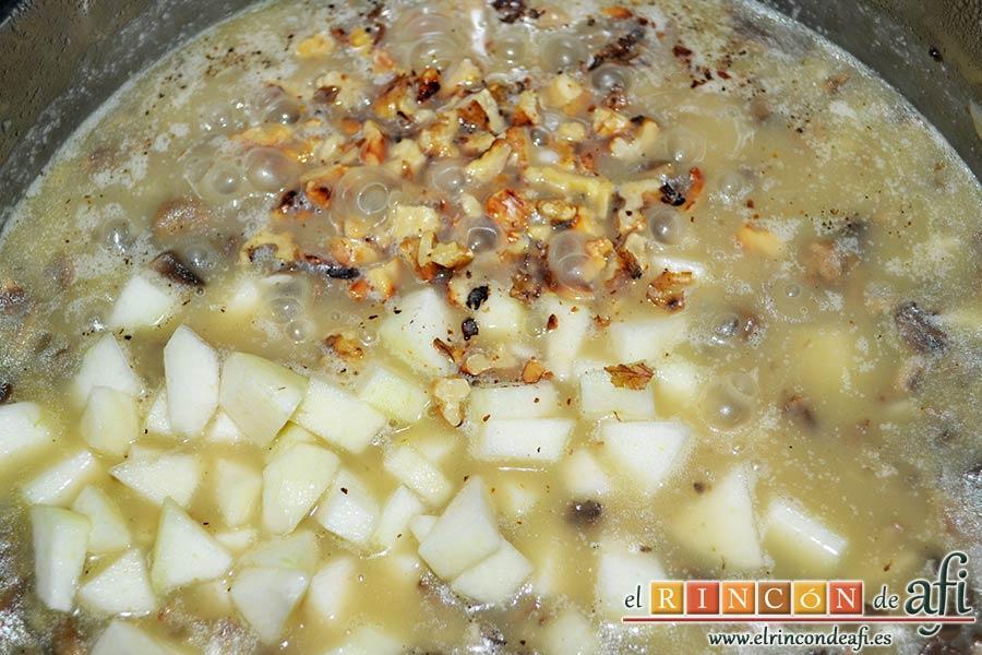 Risotto con champiñones, pera y nueces, añadir las nueces tostadas y pimienta