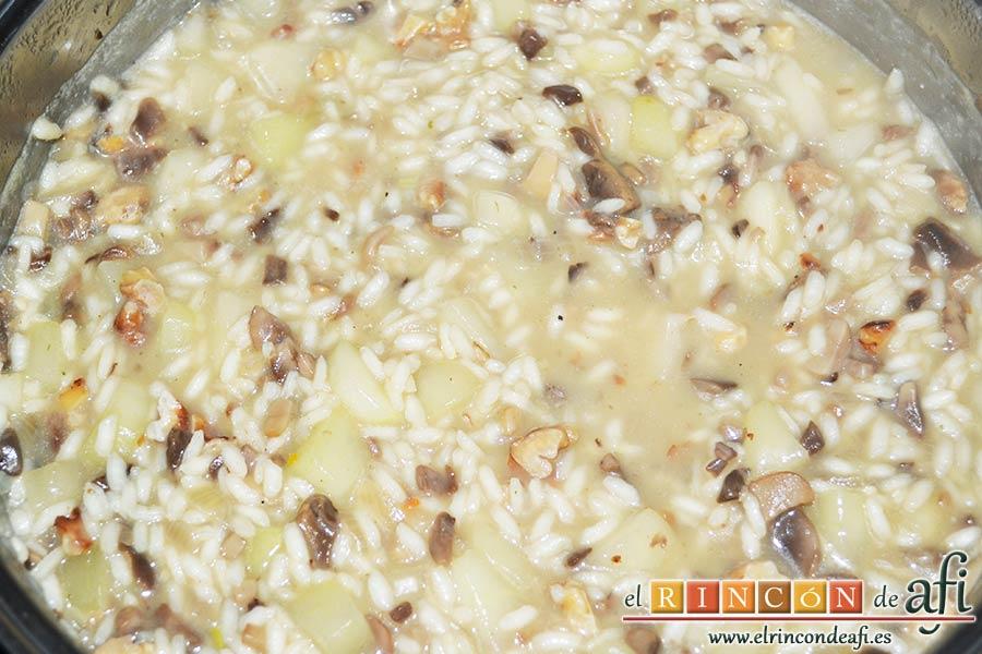 Risotto con champiñones, pera y nueces, seguir añadiendo cucharones de caldo caliente hasta que el arroz esté en su punto