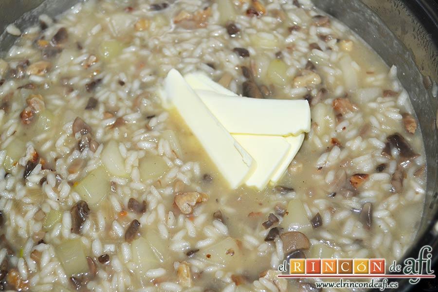 Risotto con champiñones, pera y nueces, mantecar añadiendo primero la mantequilla