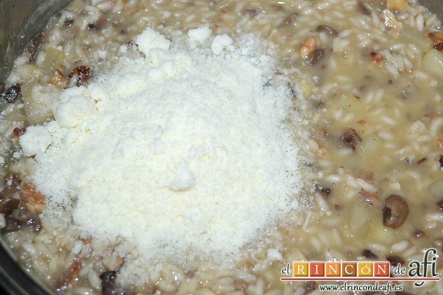 Risotto con champiñones, pera y nueces, añadir a continuación el queso rallado