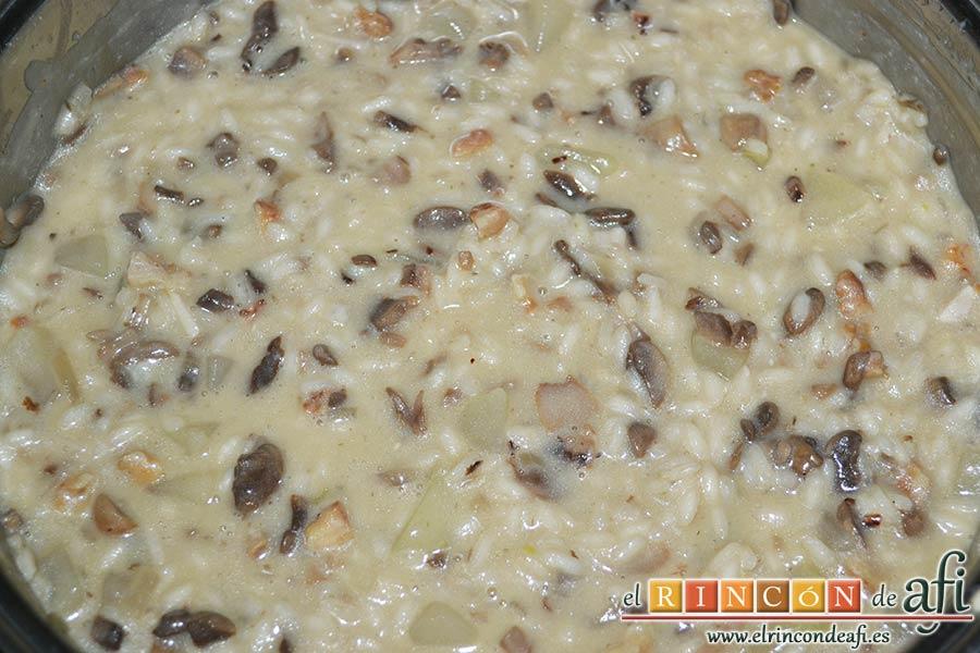 Risotto con champiñones, pera y nueces, remover bien y servir