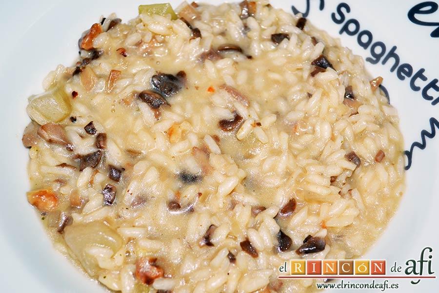 Risotto con champiñones, pera y nueces, sugerencia de presentación