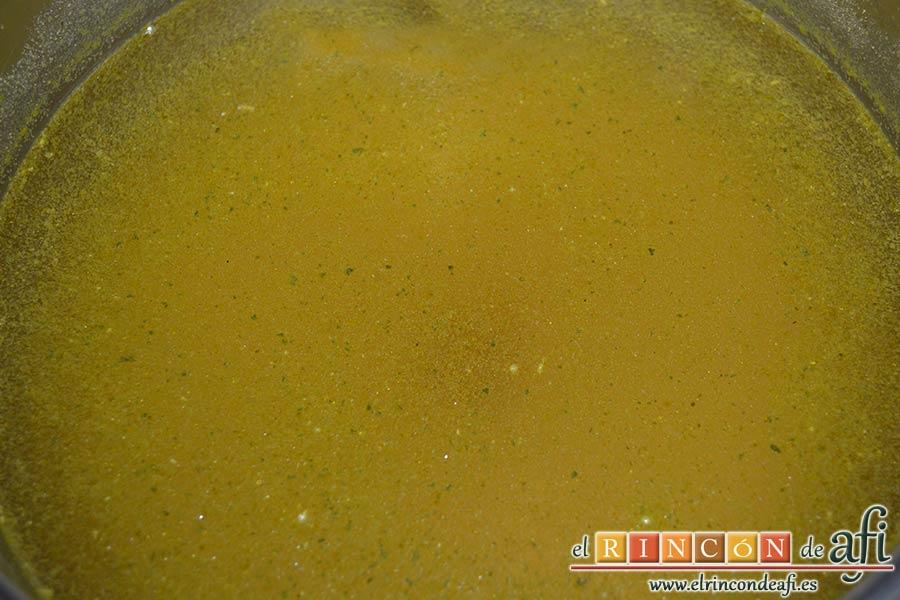 Risotto con champiñones, pera y nueces, preparar y calentar el caldo de verduras