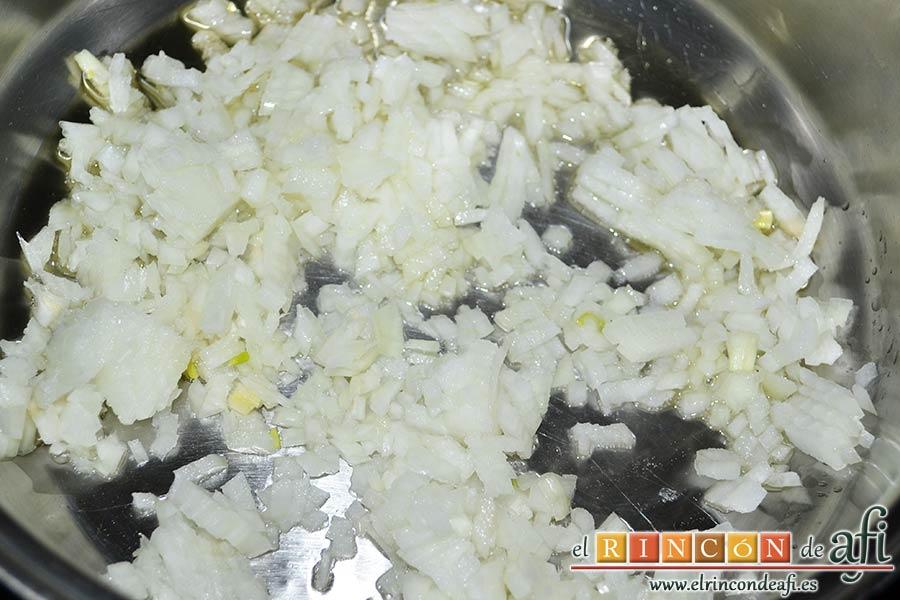 Risotto con champiñones, pera y nueces, echar en un caldero con aceite de oliva la cebolla picadita