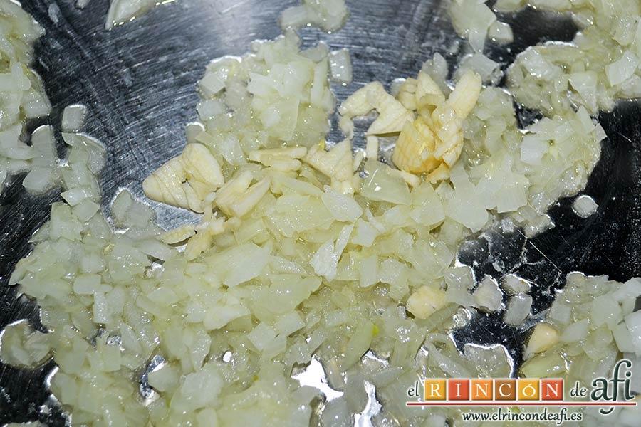 Risotto con champiñones, pera y nueces, añadir el ajo picadito