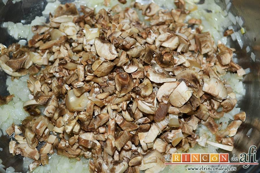 Risotto con champiñones, pera y nueces, limpiar los champiñones, picarlos pequeños y añadir