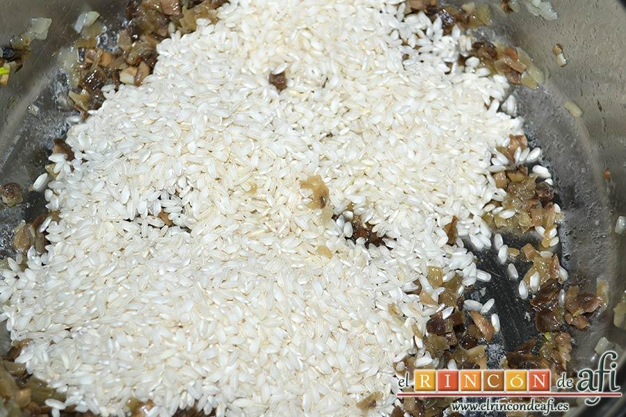 Risotto con champiñones, pera y nueces, añadir a la sartén y rehogar
