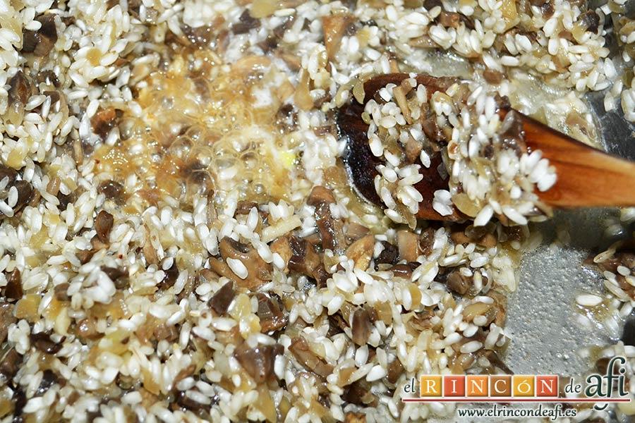 Risotto con champiñones, pera y nueces, echarlo al risotto