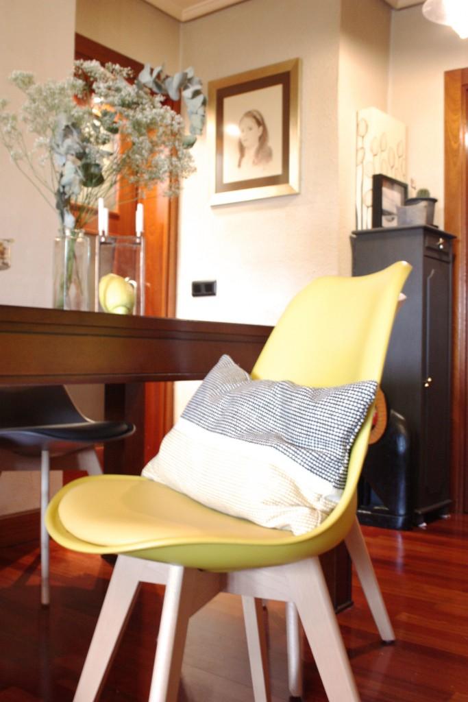 silla Sklum amarilla