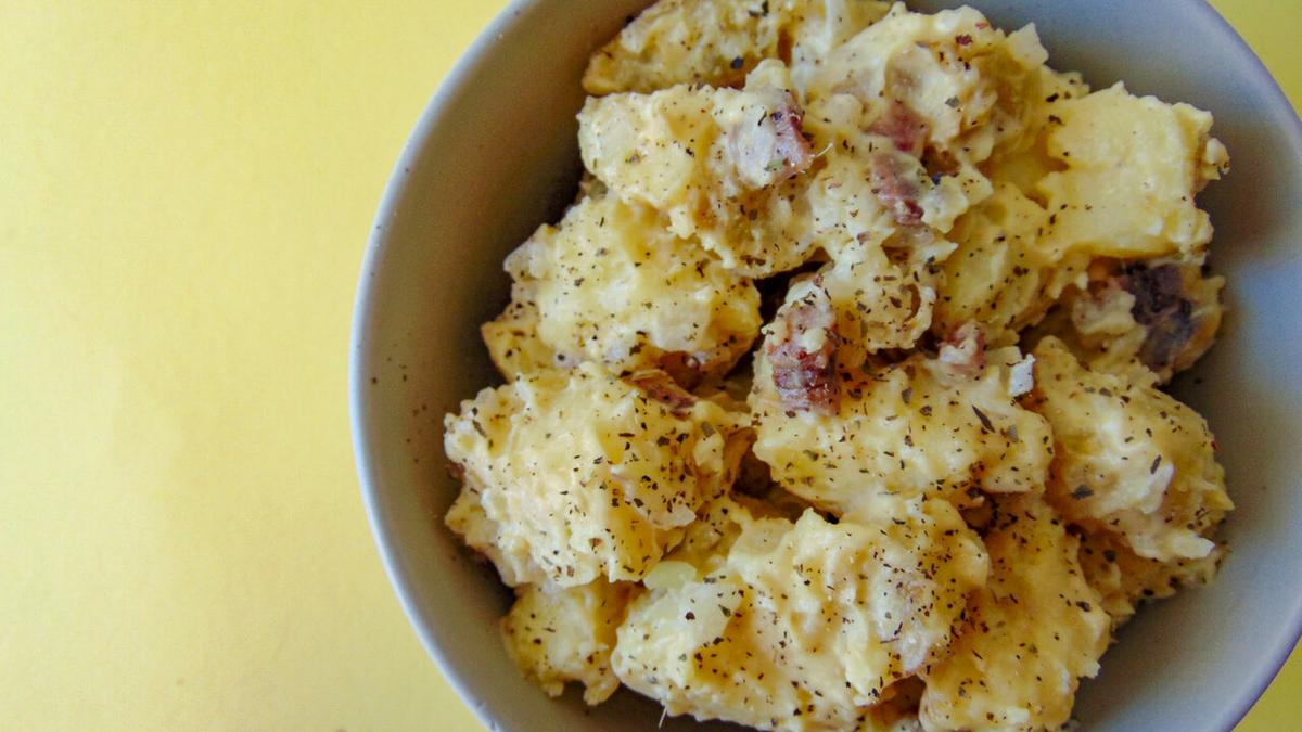 Ensalada de patata cremosa con salsa de anacardos